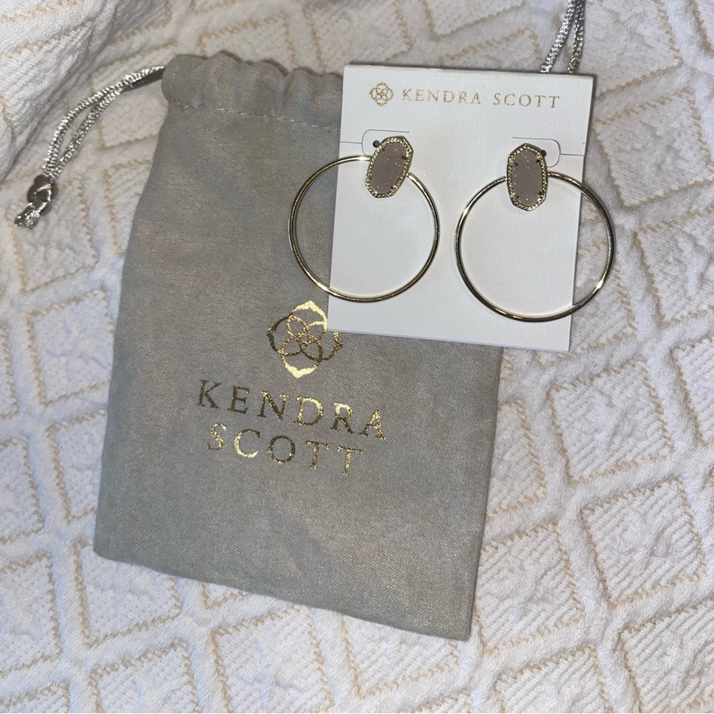 KENDRA SCOTT NWT Mayra Hoops in Gold - Picture 2 of 6